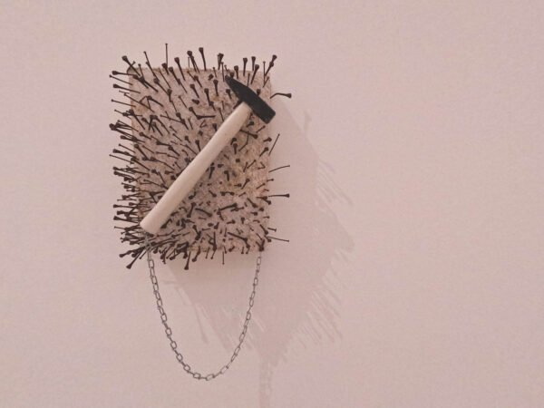 Yoko Ono, Paint to hammer a nail, 1961