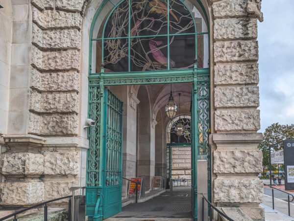 Approach walk to Weltmuseum Wien across Heldenplatz